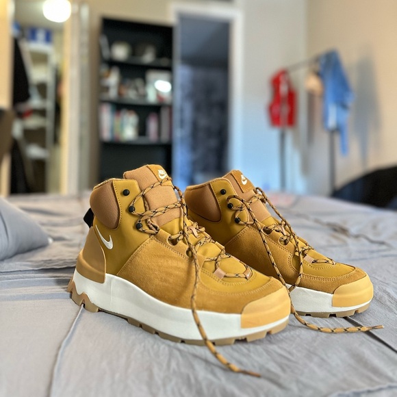 Size 10 - Nike City Classic Mid Wheat W - Picture 1 of 11